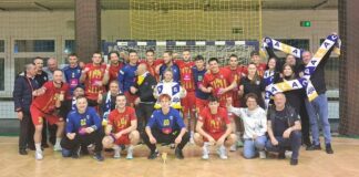 Zawodnicy drużyny Handball Pałac Tarnów pozują do zdjęcia po wygraniu meczu piłki ręcznej
