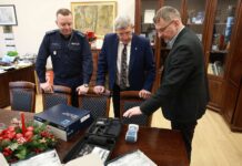 Policjanci w Żabnie z narkotestem, fot. UM w Żabnie