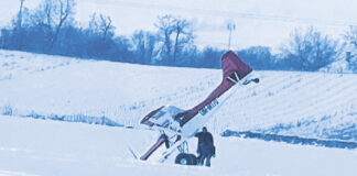 Awionetka wbiła się w zaspę na lądowisku