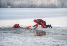 Dramatyczna akcja ratunkowa w Ostrowie. Dwie osoby wpadły do wody.