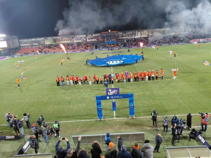 Piłkarze na murawie przed meczem Bruk-Bet Termalica Nieciecza - Cracovia w 19. kolejce PKO BP Ekstraklasy