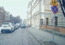 Samochód na chodniku pod szkołą w Tarnowie. Dziecko ucieka pod ścianę, rodzice mówią o strachu O włos od wypadku!