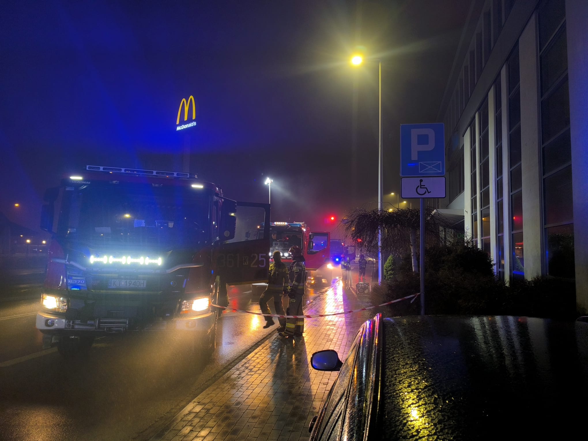 Pożar w serwerowni przychodni w Tarnowie. Kilkanaście minut, które mogły sparaliżować system opieki zdrowotnej [ZDJĘCIA]