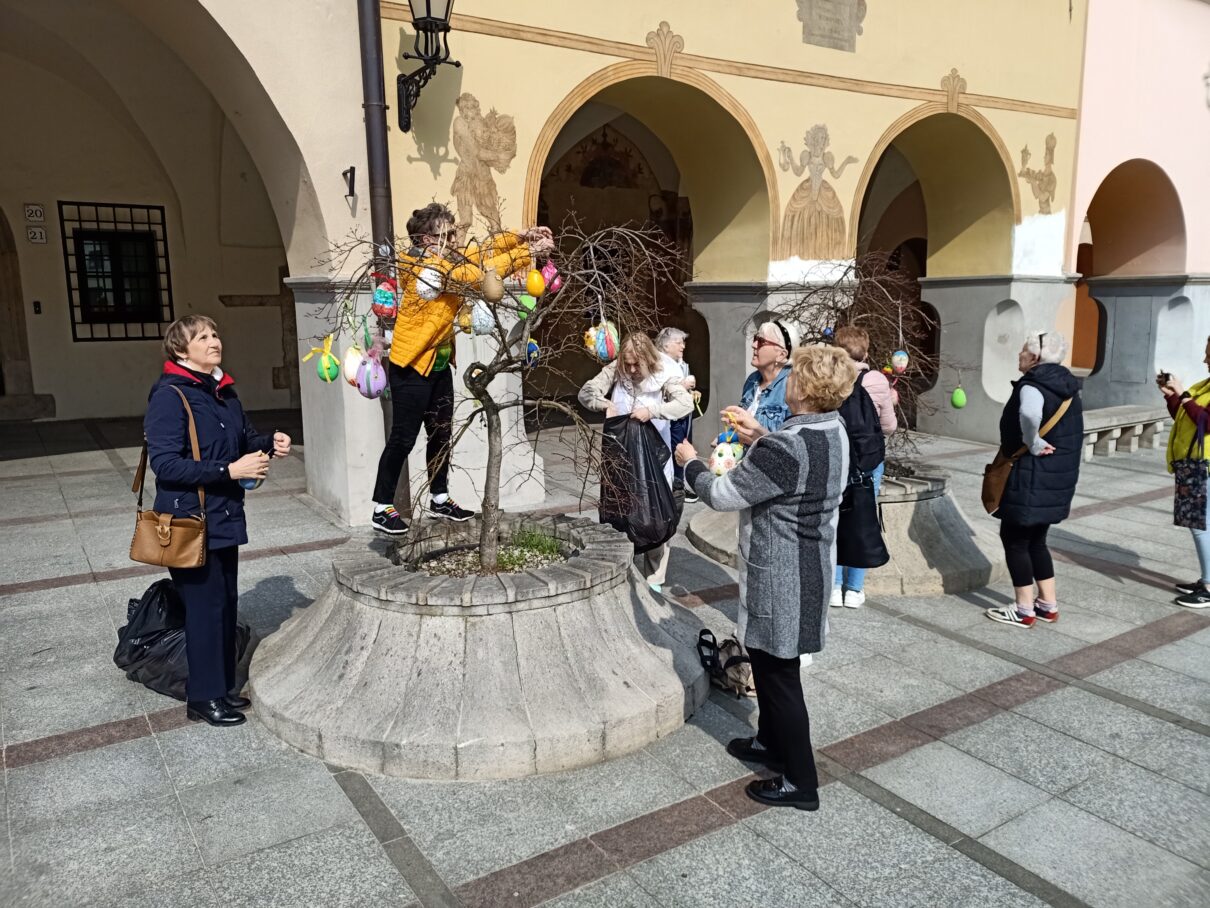 Tysiące pisanek na tarnowskich placach i skwerach [ZDJĘCIA]