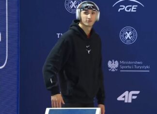 Ksawery Masiuk przed wyścigiem na 100 m podczas MP w pływaniu