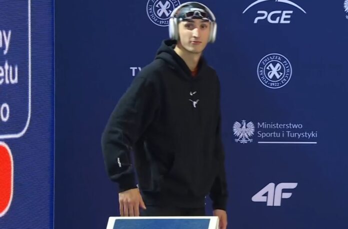 Ksawery Masiuk przed wyścigiem na 100 m podczas MP w pływaniu