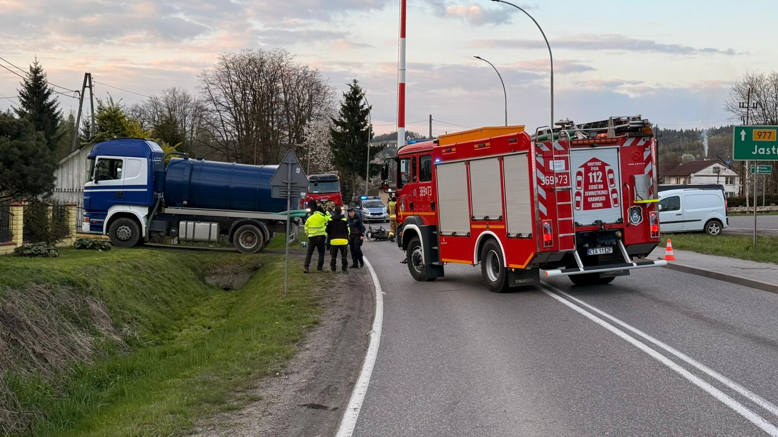 Poważny wypadek w Ciężkowicach. Droga całkowicie zablokowana